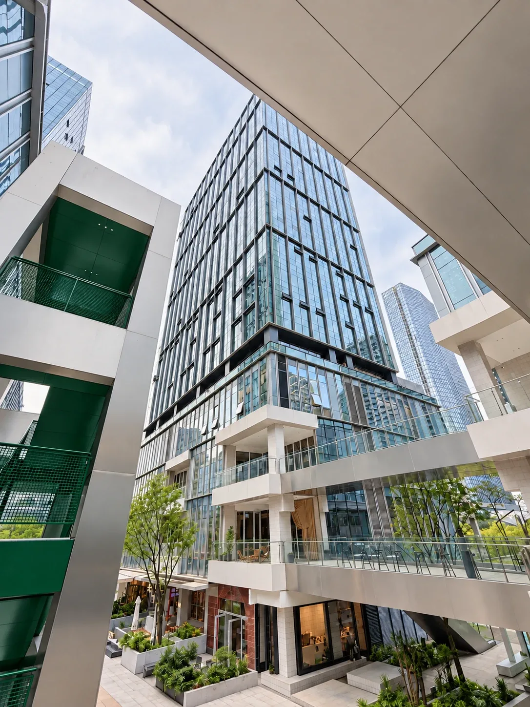 Bürogebäude mit Glasfassade und grünen Fassadenelementen