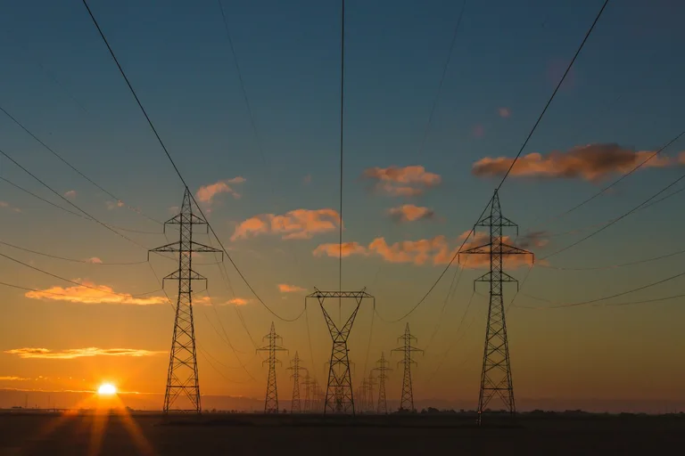 Strommasten bei Sonnenuntergang